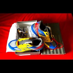 Men New Balance 990 V5 (EAT edition) sz.9.  They’re comfortable and fashionable.